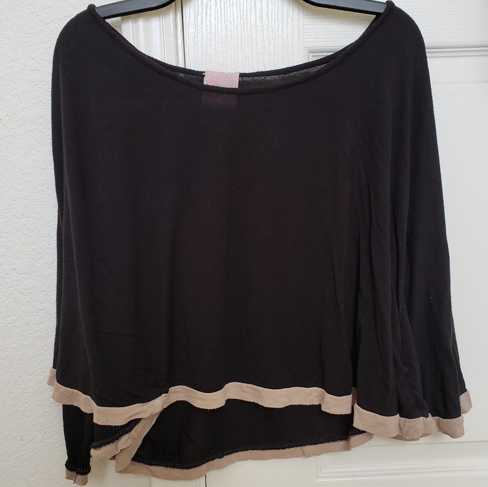 Robin K. Heritage black/tan split-sleeve top